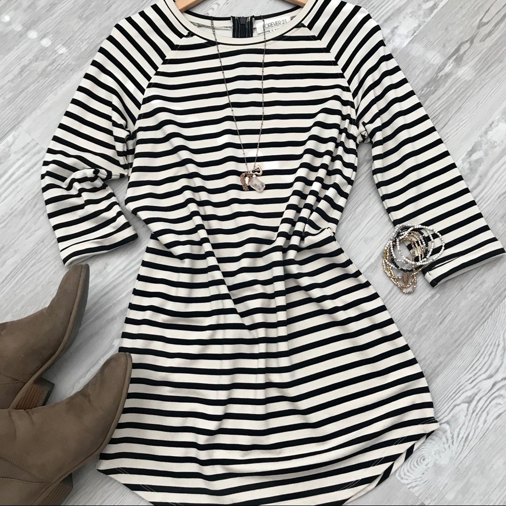 Wome’s knit dress, cuffed sleaves, back zipper